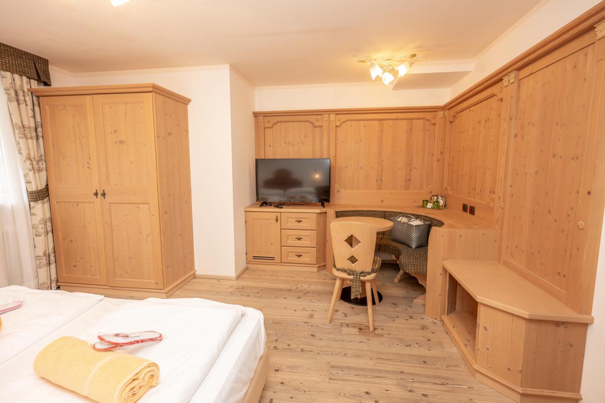 Wellness Hotel Lupo Bianco Canazei Bagian luar foto