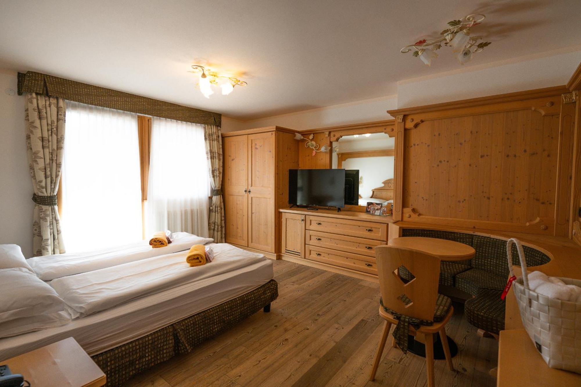 Wellness Hotel Lupo Bianco Canazei Bagian luar foto